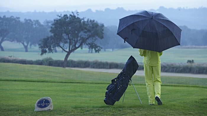 Điểm danh những món phụ kiện không thể thiếu khi chơi golf vào ngày mưa