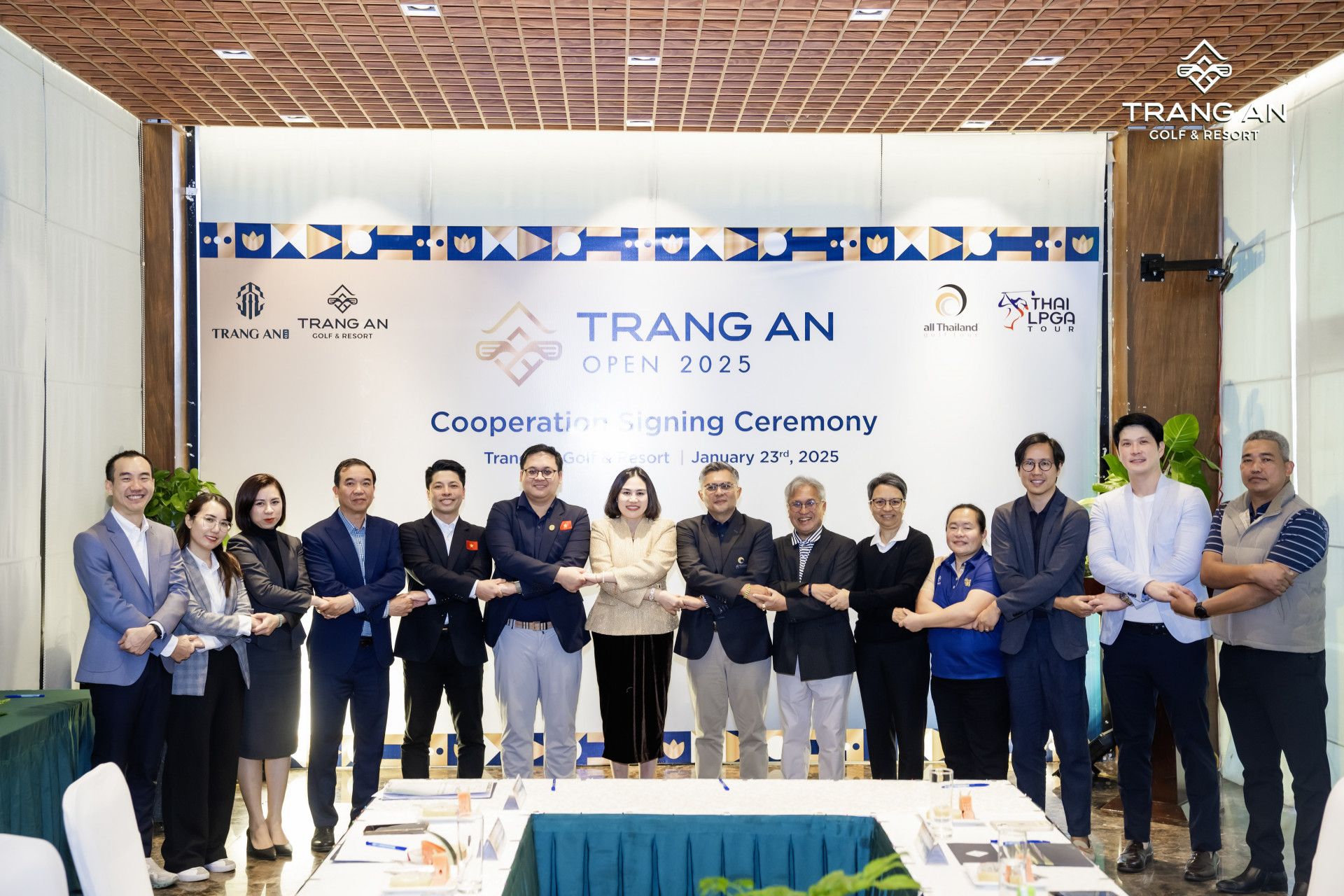 Sân Golf Trang An Golf & Resort ký hợp tác tổ chức giải chuyên nghiệp với All Thailand Golf Tour