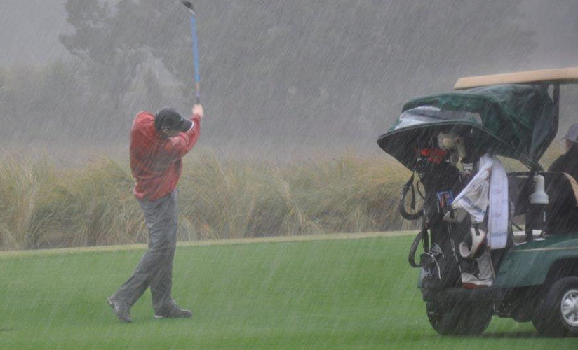 Kỹ Thuật Đánh Golf Trong Điều Kiện Khó: Gió, Địa Hình, Thời Tiết