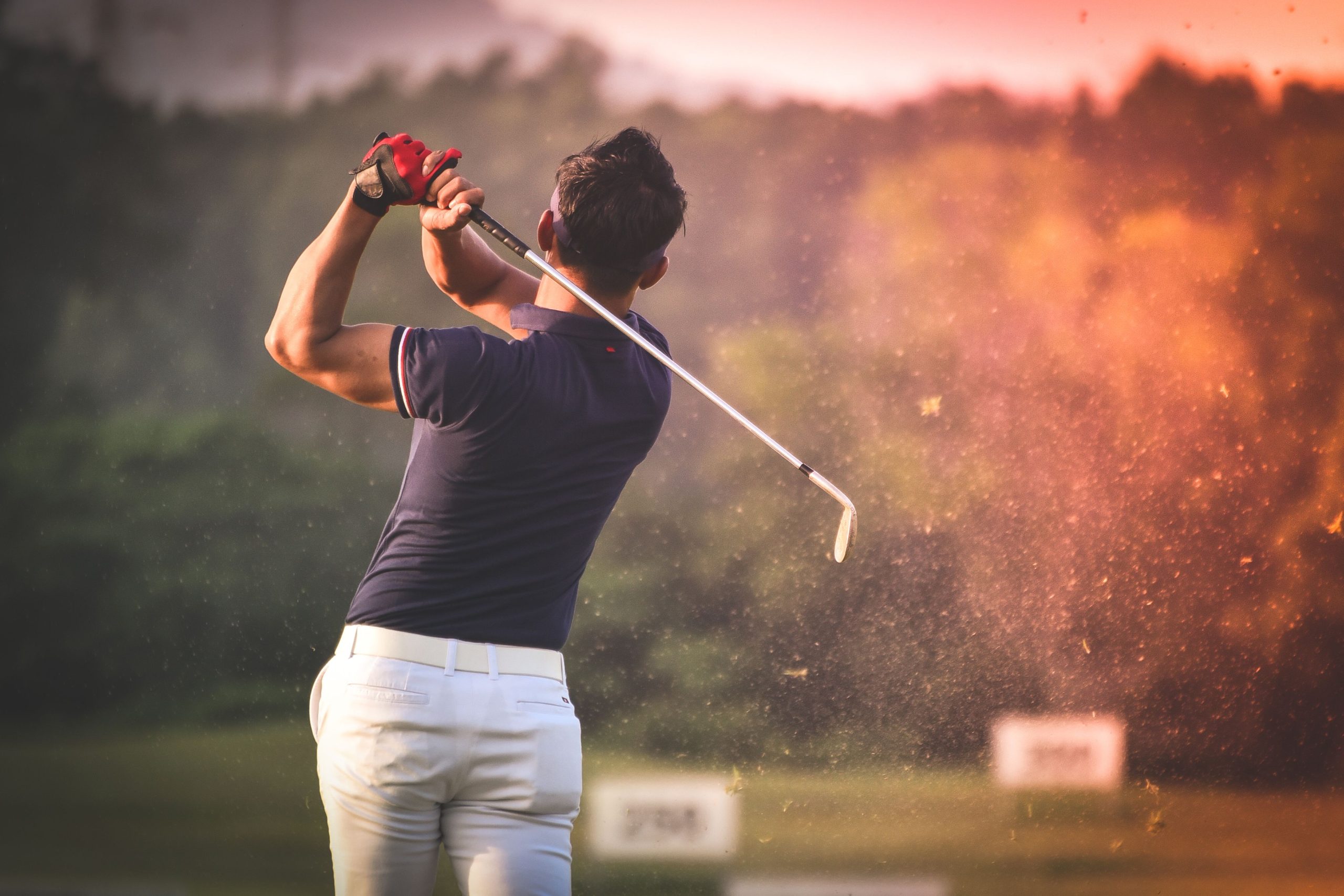 Kỹ Thuật Đặt Mặt Gậy Golf: Bí Quyết Tạo Nên Đường Bóng Hoàn Hảo