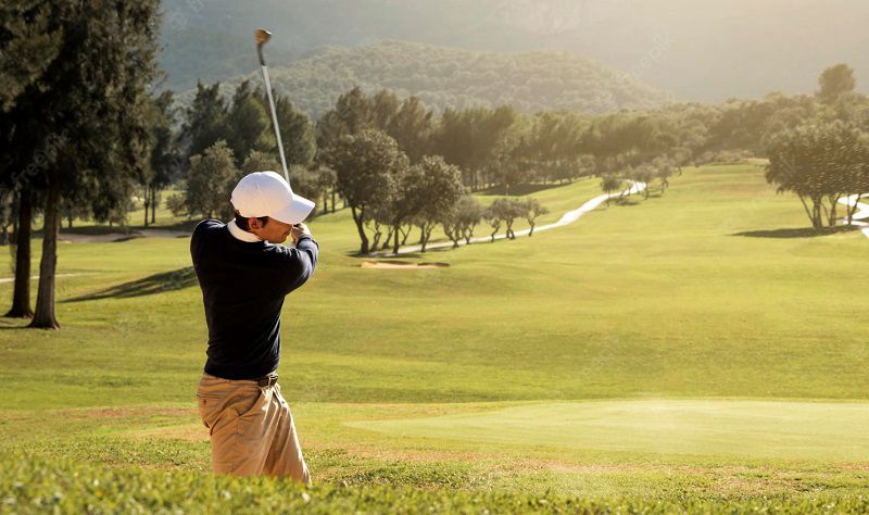 Kỹ Thuật Đánh Golf Trong Điều Kiện Khó: Gió, Địa Hình, Thời Tiết