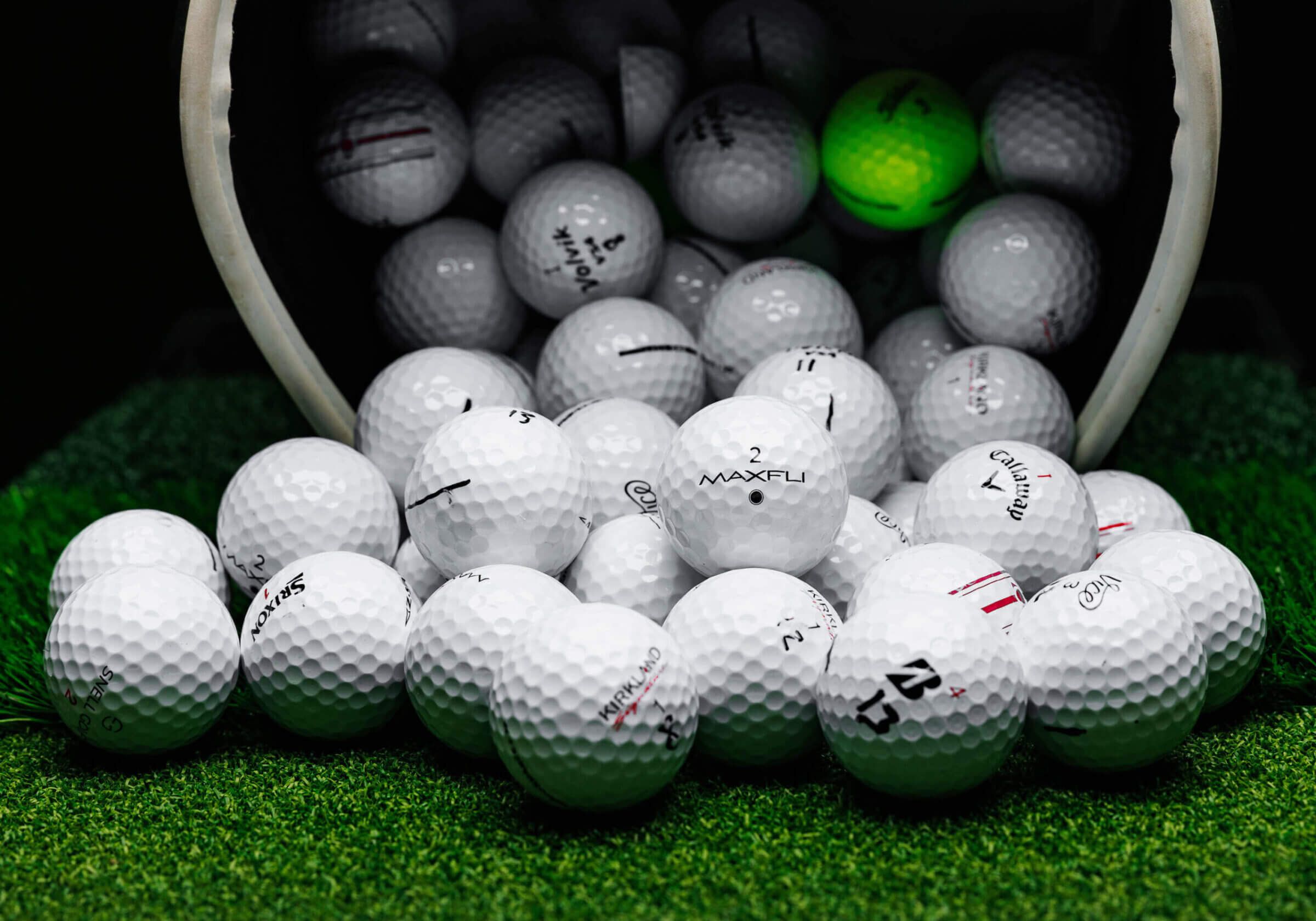 Phụ Kiện Golf Không Thể Thiếu: Túi Gậy, Găng Tay, Bóng Golf Và Những Phụ Kiện Khác