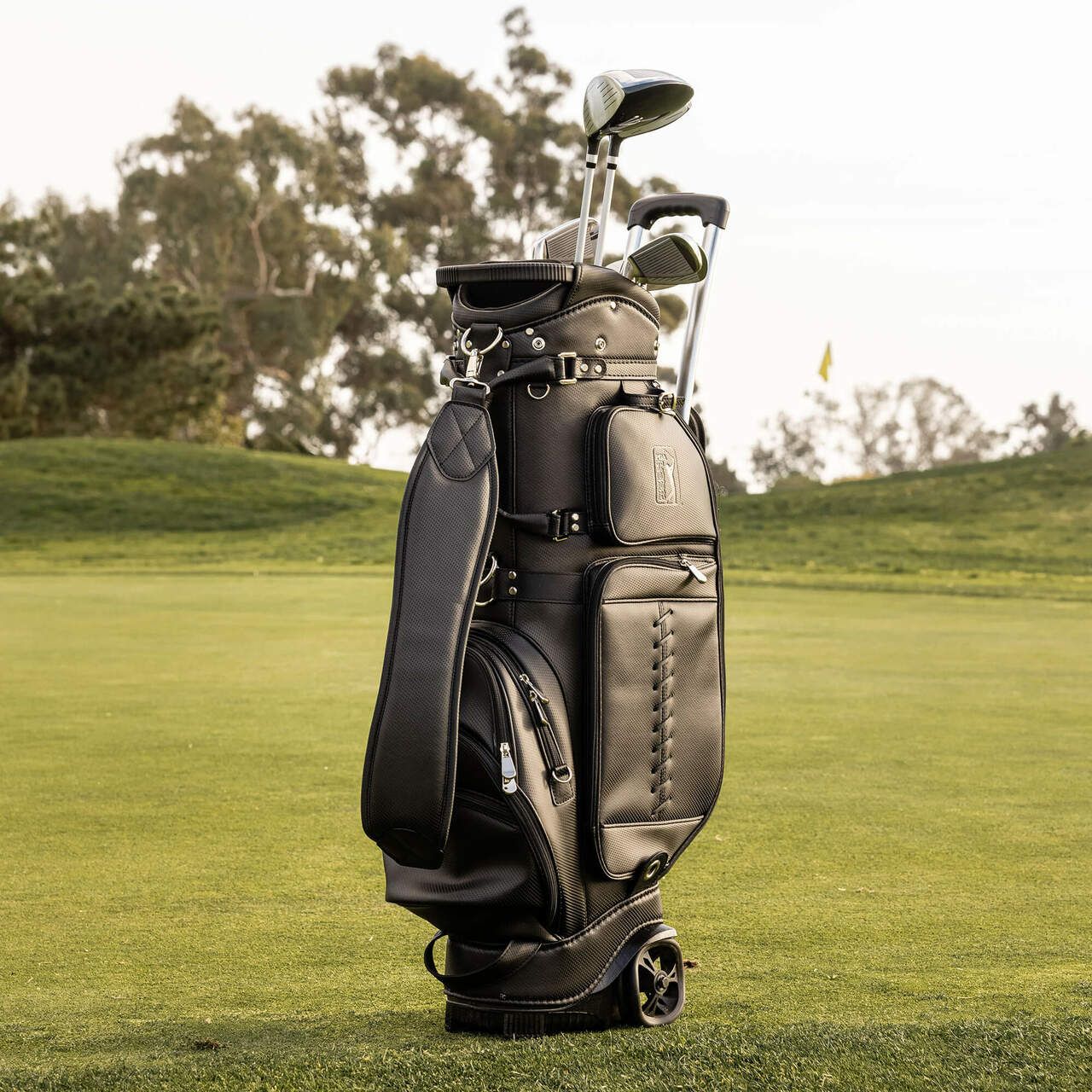 Phụ Kiện Golf Không Thể Thiếu: Túi Gậy, Găng Tay, Bóng Golf Và Những Phụ Kiện Khác