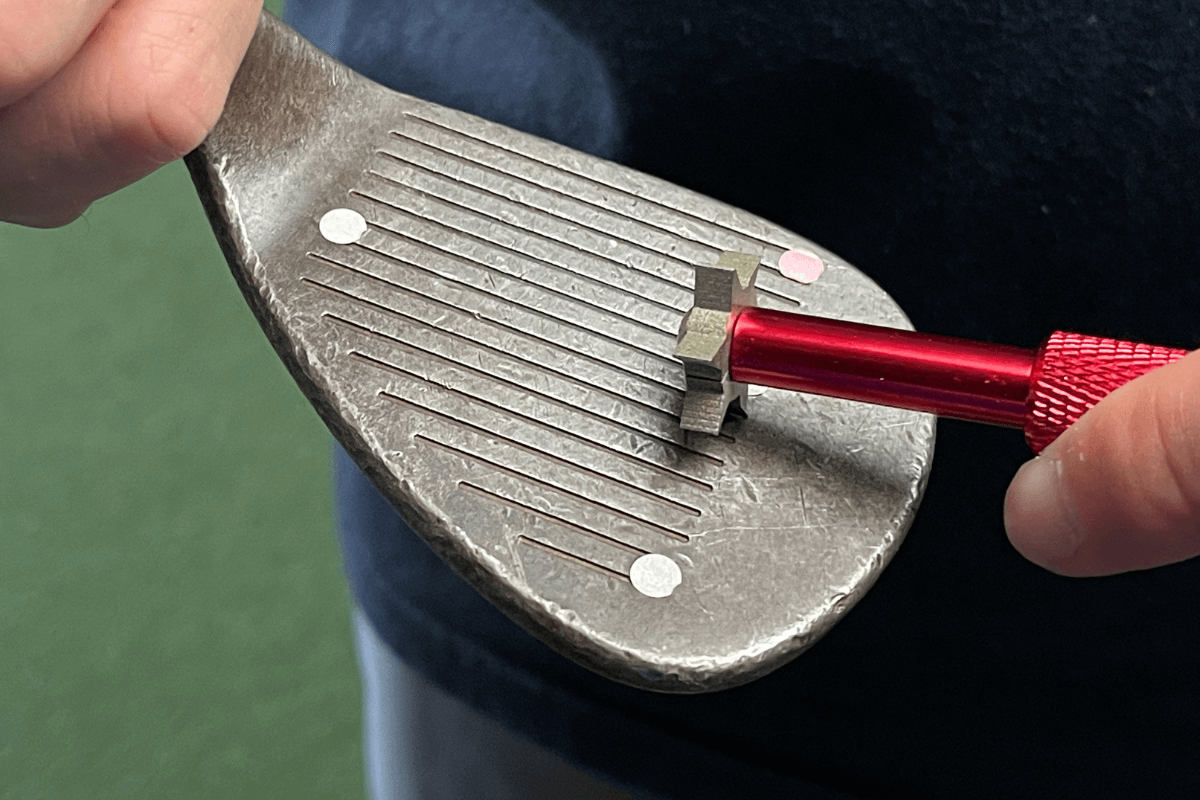 Phụ Kiện Golf Không Thể Thiếu: Túi Gậy, Găng Tay, Bóng Golf Và Những Phụ Kiện Khác