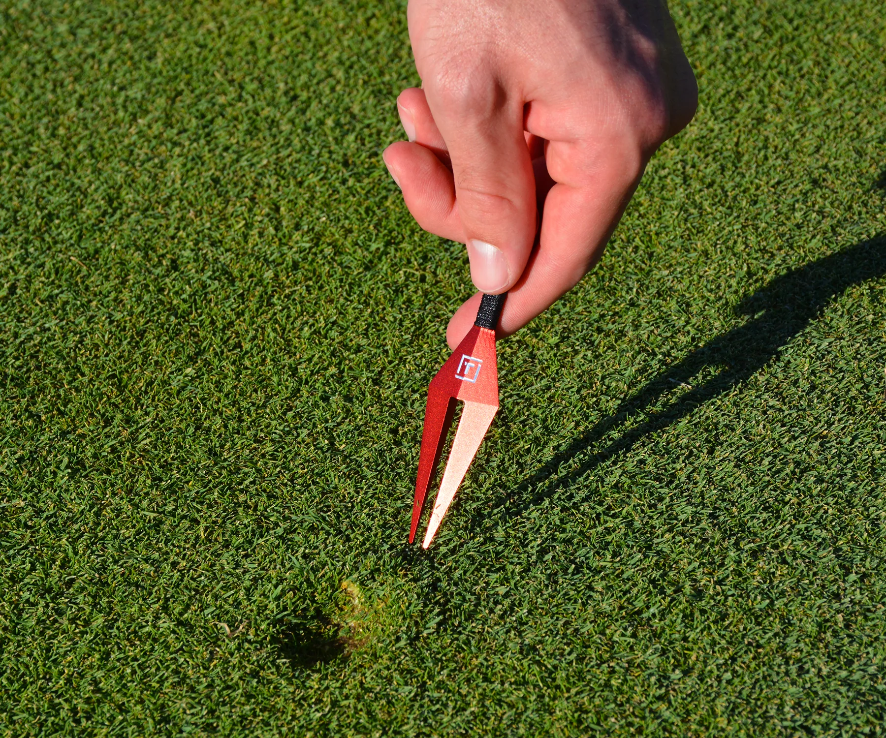 Phụ Kiện Golf Không Thể Thiếu: Túi Gậy, Găng Tay, Bóng Golf Và Những Phụ Kiện Khác